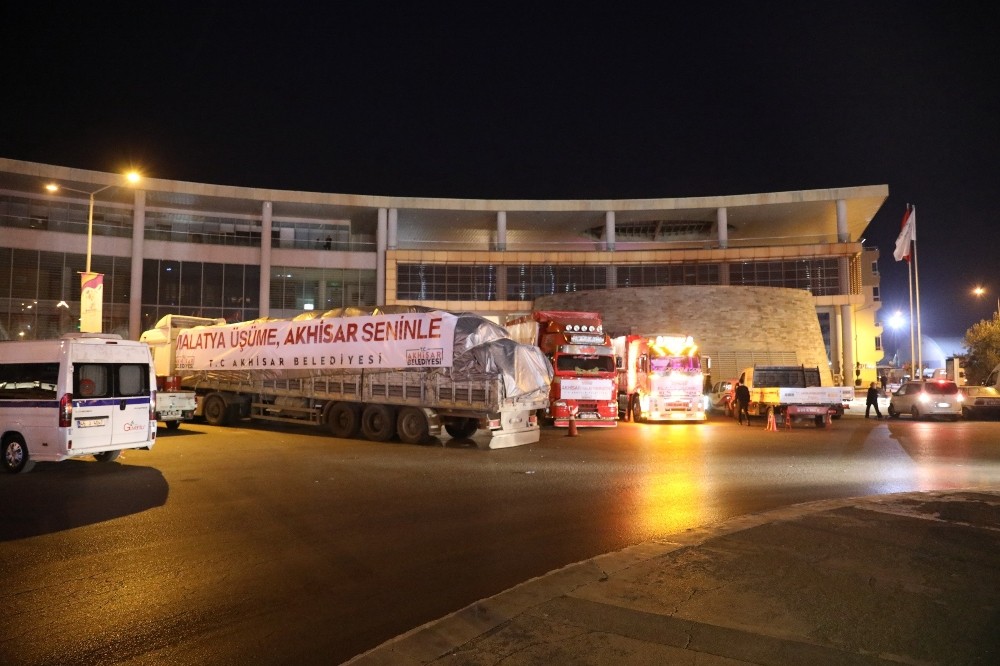 Akhisar Belediyesi’nin yardım araçları yola çıktı 