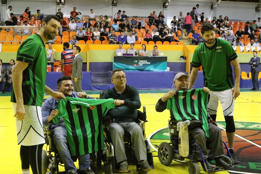 Akhisar Belediyespor yarı finalde 