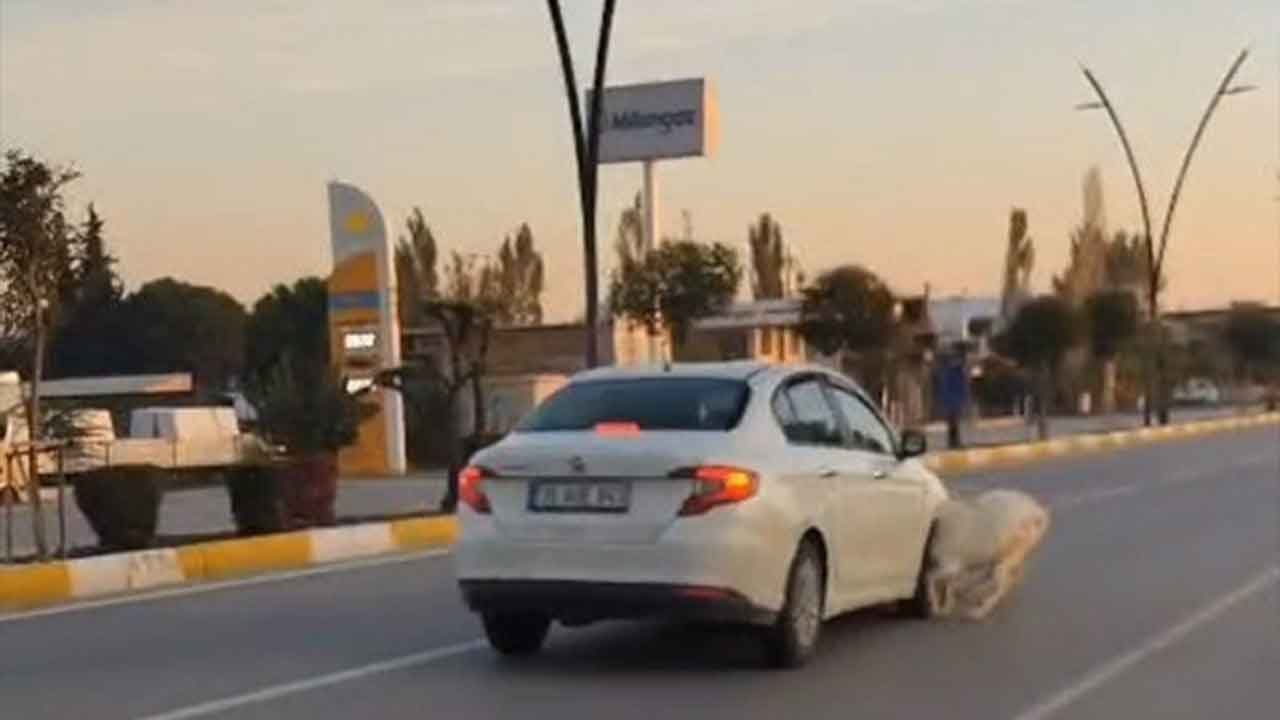 Akhisar karayolunda feci kaza! Yola aniden çıkan küçükbaş hayvan sürüsüne otomobil çarptı