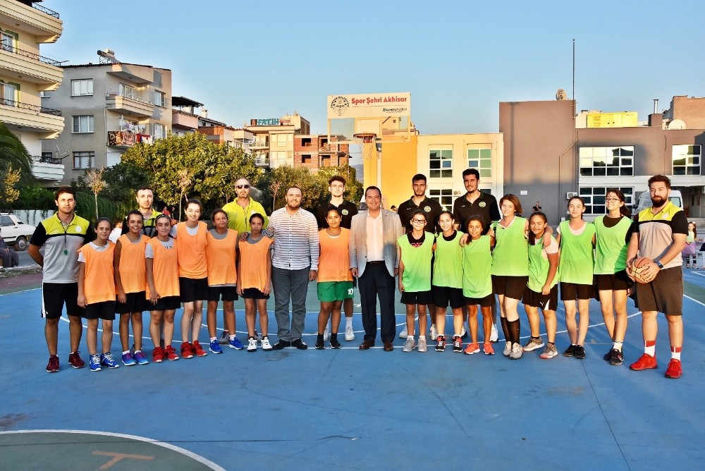 Akhisar sokaklarında basketbol coşkusu yaşandı 