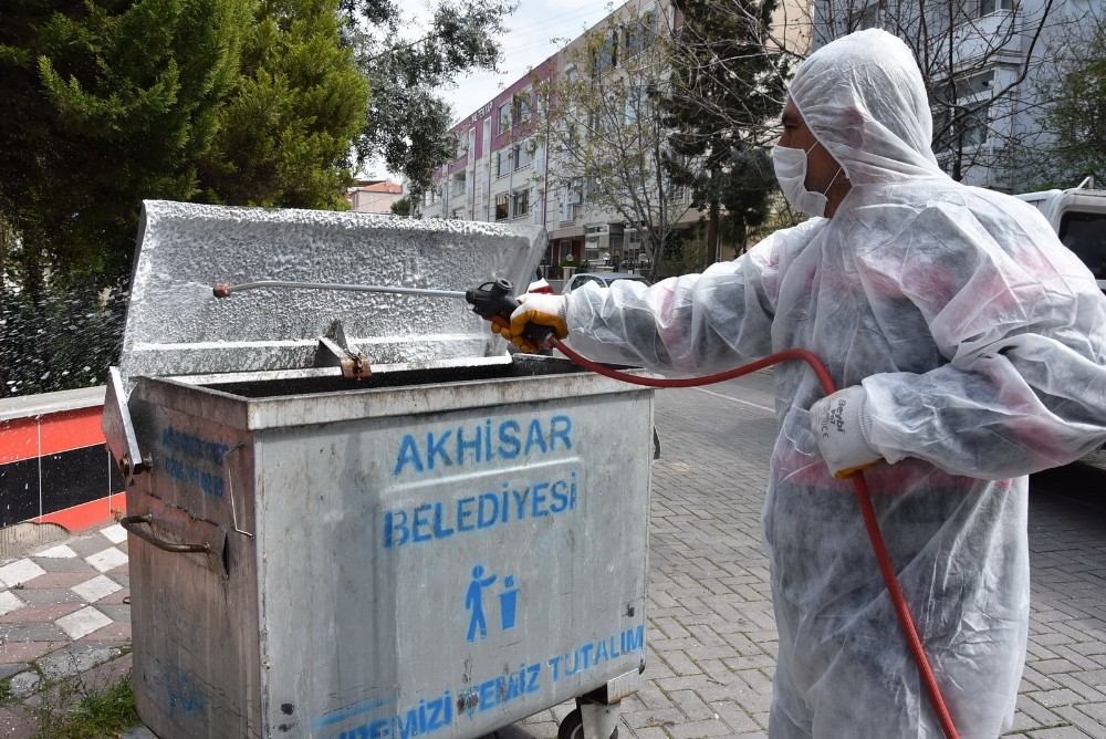 Akhisar’da çöp konteynerleri dezenfekte ediliyor 