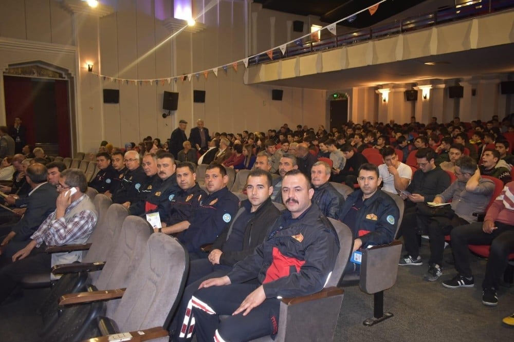 Akhisar’da ‘Depremle yaşamak’ konferansı düzenlendi 