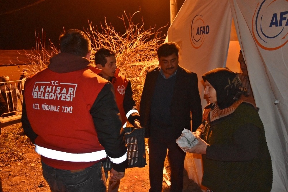 Akhisar’da depremzedelerin ihtiyaçları gideriliyor 