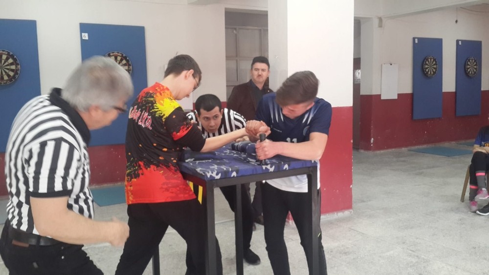 Akhisar’da öğrencilerin bilek güreşi heyecanı 