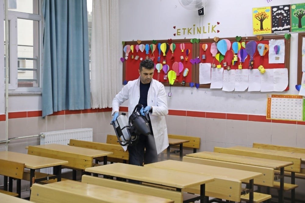 Akhisar’da okullar virüs tehdidine karşı dezenfekte ediliyor 