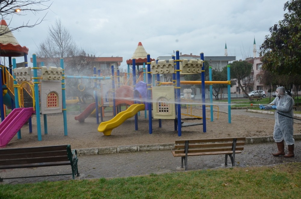 Akhisar’da parklar ve pazar yerleri dezenfekte ediliyor 