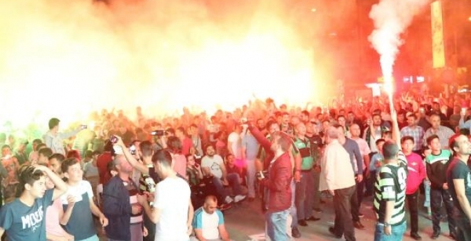 Akhisar’da tarihi final heyecanı: Sokaklar doldu taştı