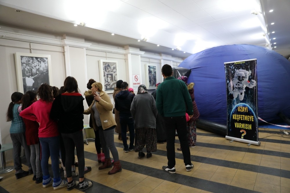 Akhisarlı öğrenciler planetaryum ile gök bilimlerini öğrendi 