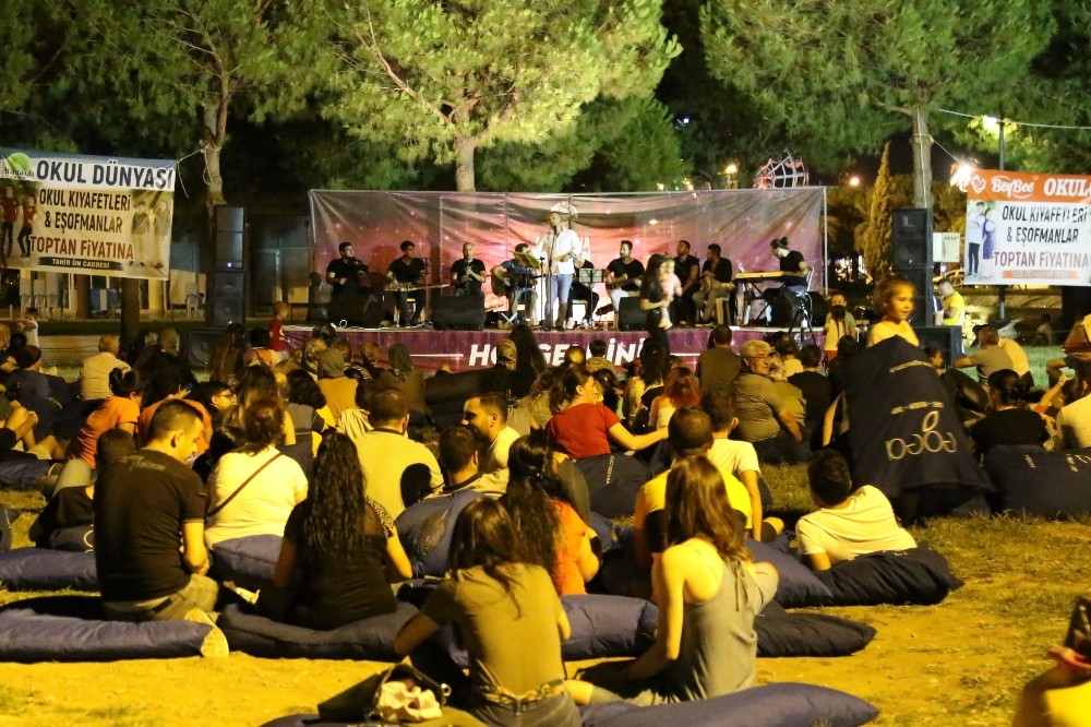 Akhisarlılardan açık havadaki konserlerine büyük ilgi 