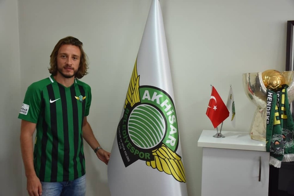 Akhisarspor’da Taha Yalçıner imzayı attı 