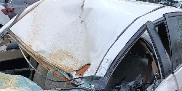 Akıl alır gibi değil! Aracın üzerine düşen şey şaşkına çevirdi