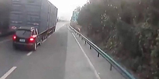 Akıl almaz olay! Trilyonluk Porsche tırın arkasına sıkışınca...