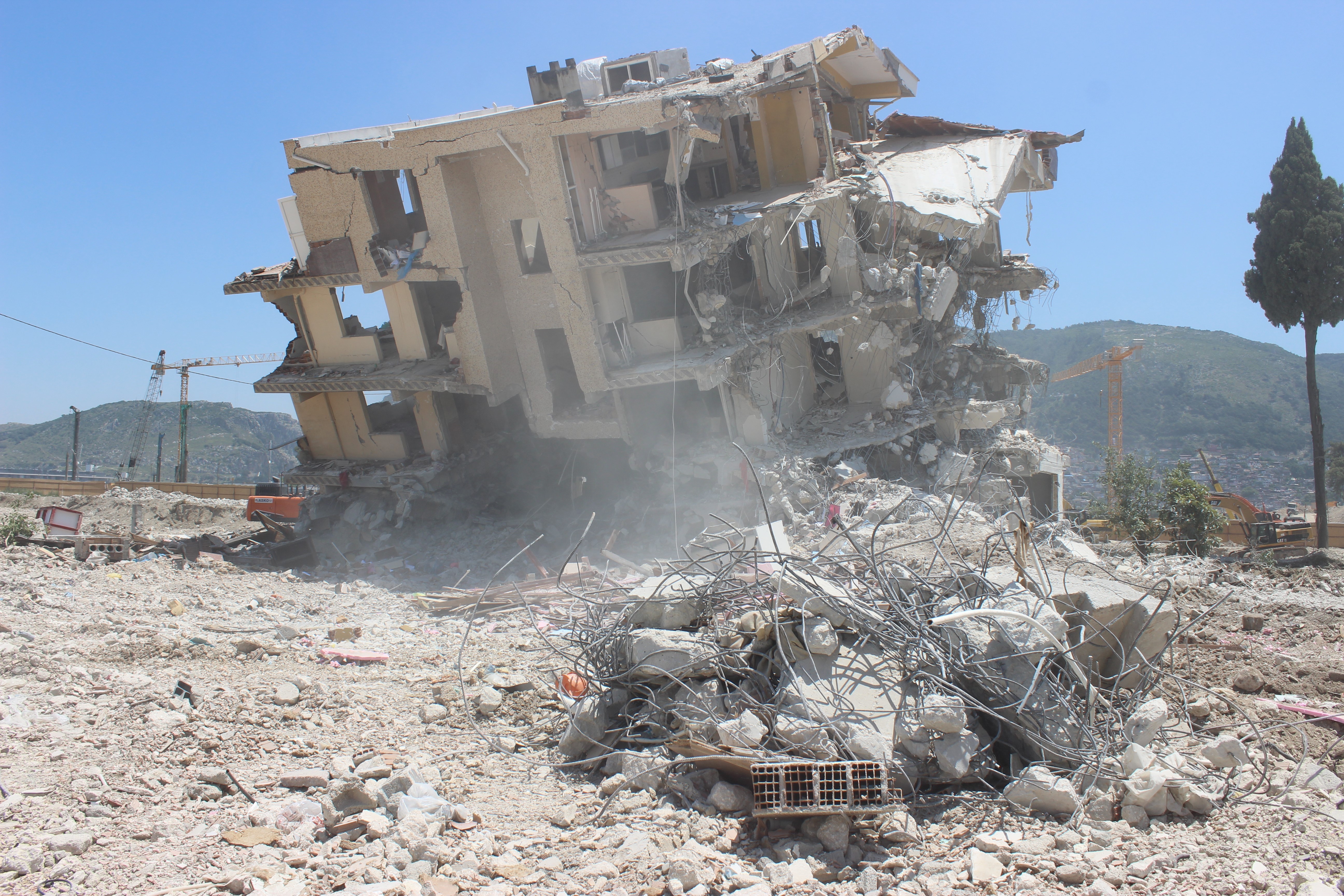 Akıl almaz test! Canlı insanla kabinin sağlamlığı test edildi