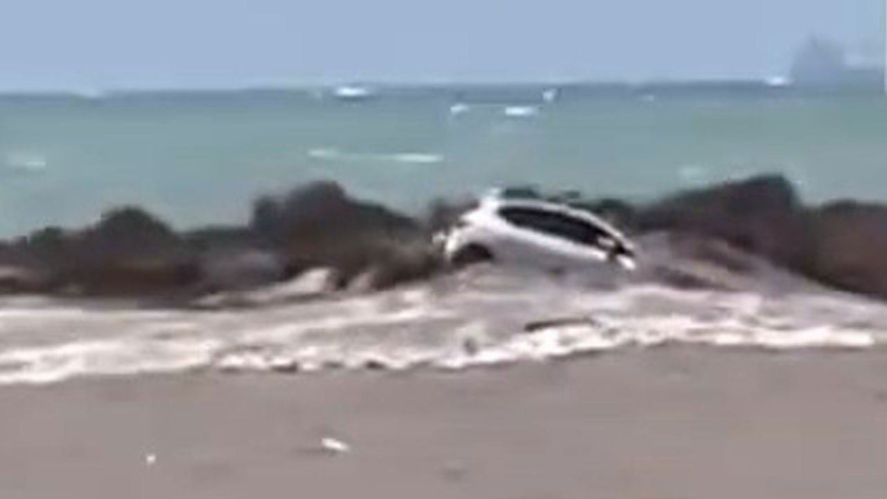 Akılalmaz görüntü! Sel suları cipi denize böyle sürükledi
