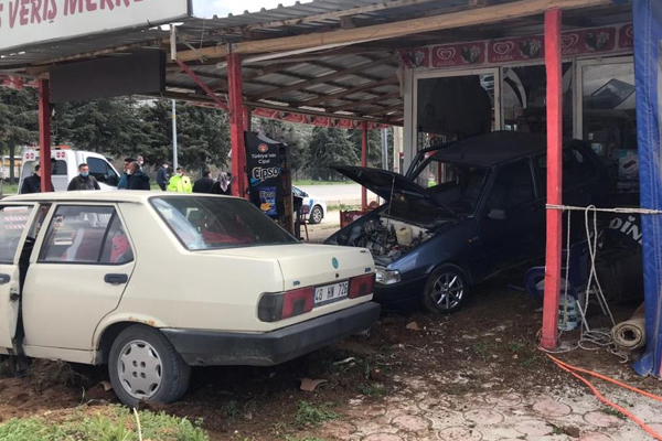 Akılalmaz kaza! Önce araca çarptı, sonra dükkana daldı