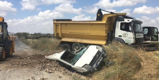 Akılalmaz kazada araç dümdüz oldu