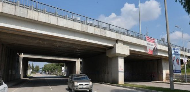 Akılalmaz olay! El ele tutuşup köprüden