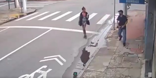 Akılalmaz olay! Kendisinden para isteyen kadını böyle vurdu