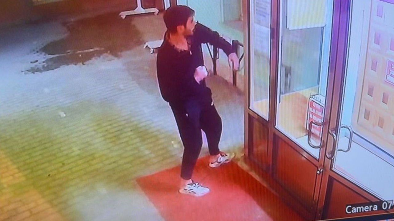 Akılalmaz saldırı! Camiye yumrukla saldırdı