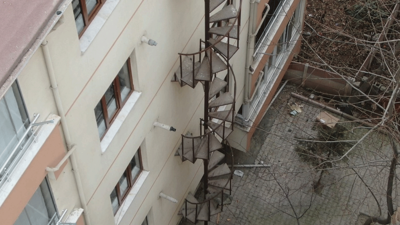 Akıllanmayacaklar: Yangın merdivenini görenler inanamadı!