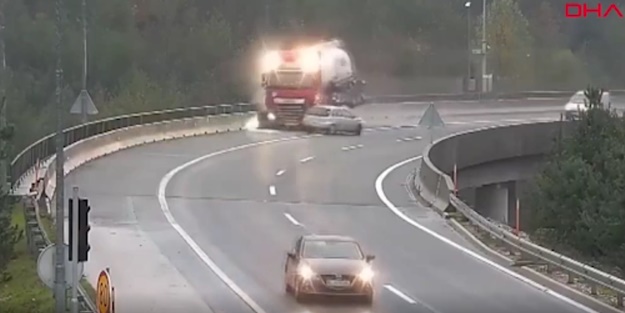 Akıllara durgunluk veren görüntü! Otomobil TIR'ı böyle köprüden attı
