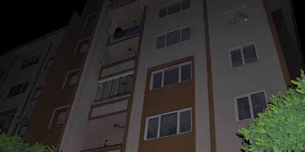 Akıllara durgunluk veren olay! Uzaklaştırma aldığı eve çatından girmeye çalışınca..