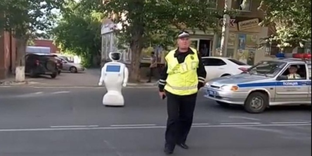 Akıllı robot sokağa kaçtı