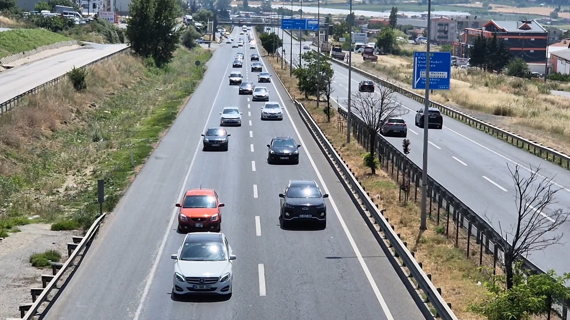 Akın akın dönüyorlar: Tekirdağ-İstanbul yolu havadan görüntülendi