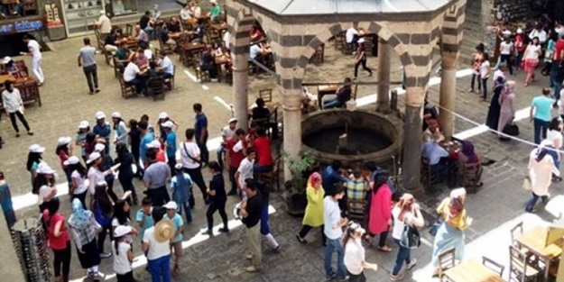 Akın akın geliyorlar!