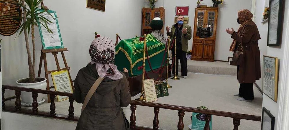 Akın akın geliyorlar! Yok böyle türbe