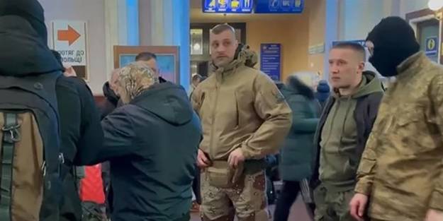 Akın akın gidiyorlar! Rusya'ya karşı savaşmak için yola çıktılar