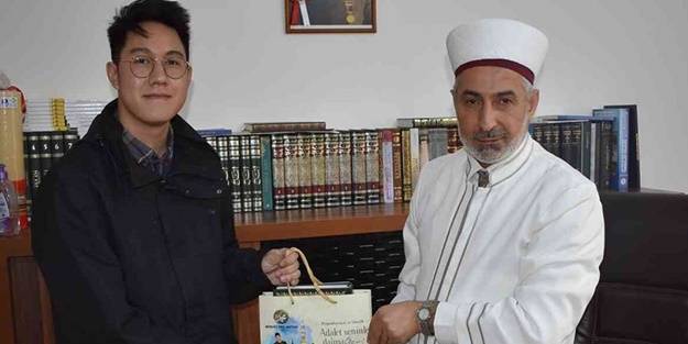 Akın akın İslam'a koşuyorlar: ABD'den öğrenci olarak geldi, etkilenerek Müslüman oldu!