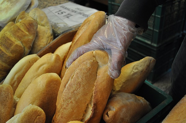 Akın akın müşteri gidiyor! Bu fırında poşet getirene ekmek indirimli