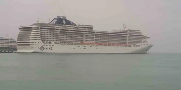 Akın akın Türkiye'ye geliyorlar! Kuşadası'na turist akını: Kruvaziyer gemileriyle binlerce turist geldi! Türkiye'yi seçtiler