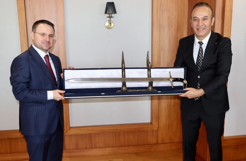 Akın Gürlek'e hediye edilen kılıcın üzerinde ne yazıyor? İşte dikkat çeken ayet