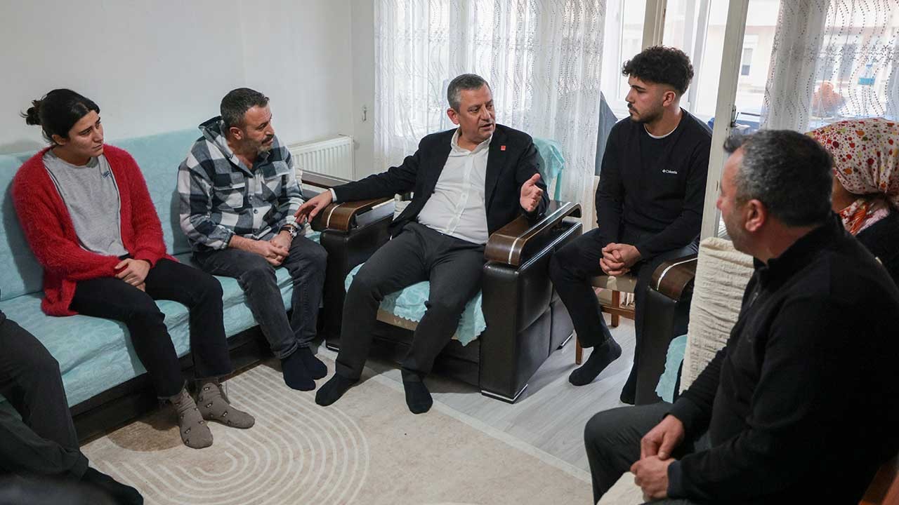 Akın Gürlek’i "doğramakla" tehdit etmişti! Küfürbaz Özgür’e yakışan ziyaret