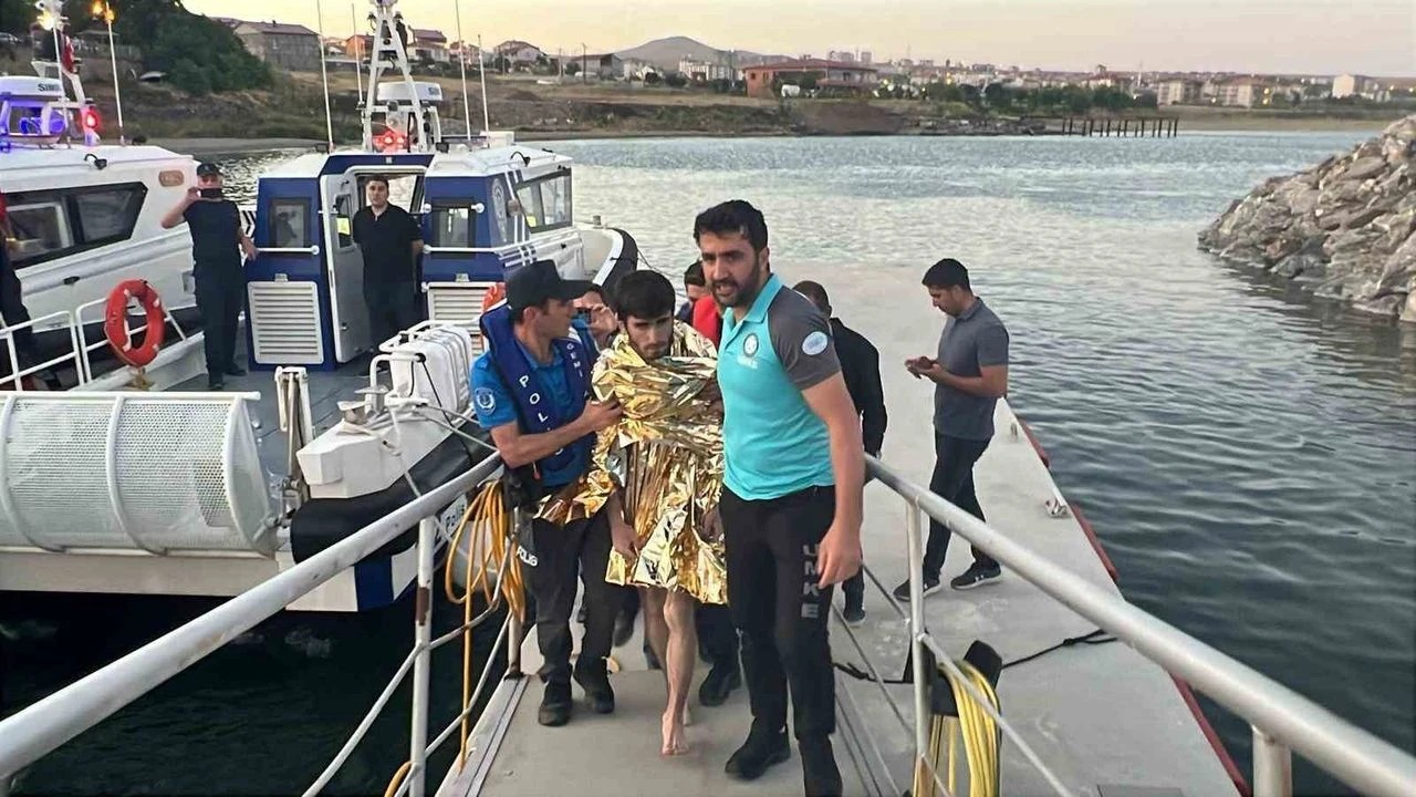 Akıntıya kapılan genç son anda kurtarıldı