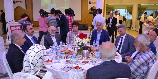 Akit ailesi iftarda buluştu