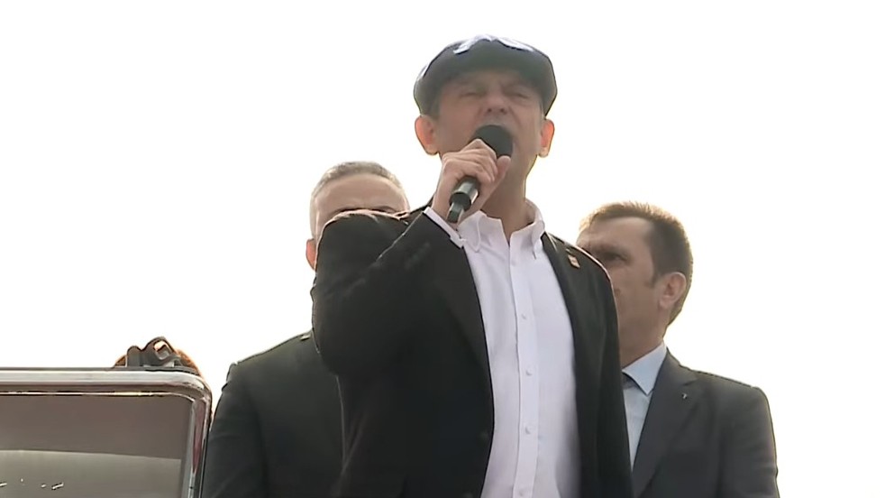 Akit ‘ons altın cahilinin’ maskesini indiriyor! Özgür’den asgari ücret-altın kıyası çakallığı