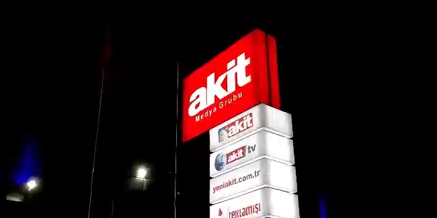 AKİT önünde eylem yapan Kemalistler böyle karşılandı!