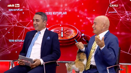 Akit TV canlı yayınında sevimli misafir sürprizi