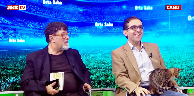 Akit TV'nin futbol klasiği Orta Saha'da canlı yayın sürprizi!