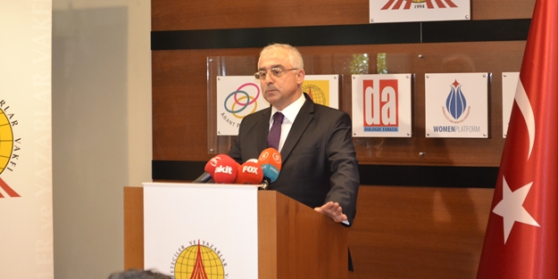 Akit TV'ye Paralel operasyon.. Mikrofona bile tahammül edemediler!