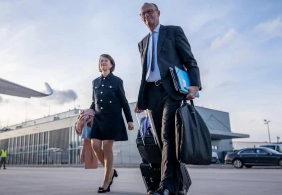 Akit yakaladı.. Valiz şov ifşa oldu.. Gelirken taşıdı, giderken taşıttı ‘Mütareke Basını Merz’in Valizini Gördü de, Gazze’deki Katliamı Görmedi’