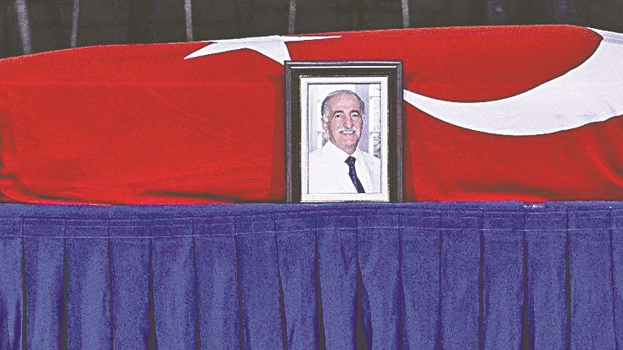 Akit yasakçının Haçlı aidiyetini belgelemişti! Örtü düşmanı Emin kiliseden uğurlandı