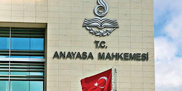Akit’in başvurularını bekleten yüksek mahkemeye hukukçulardan tepki! AYM adil olmalı