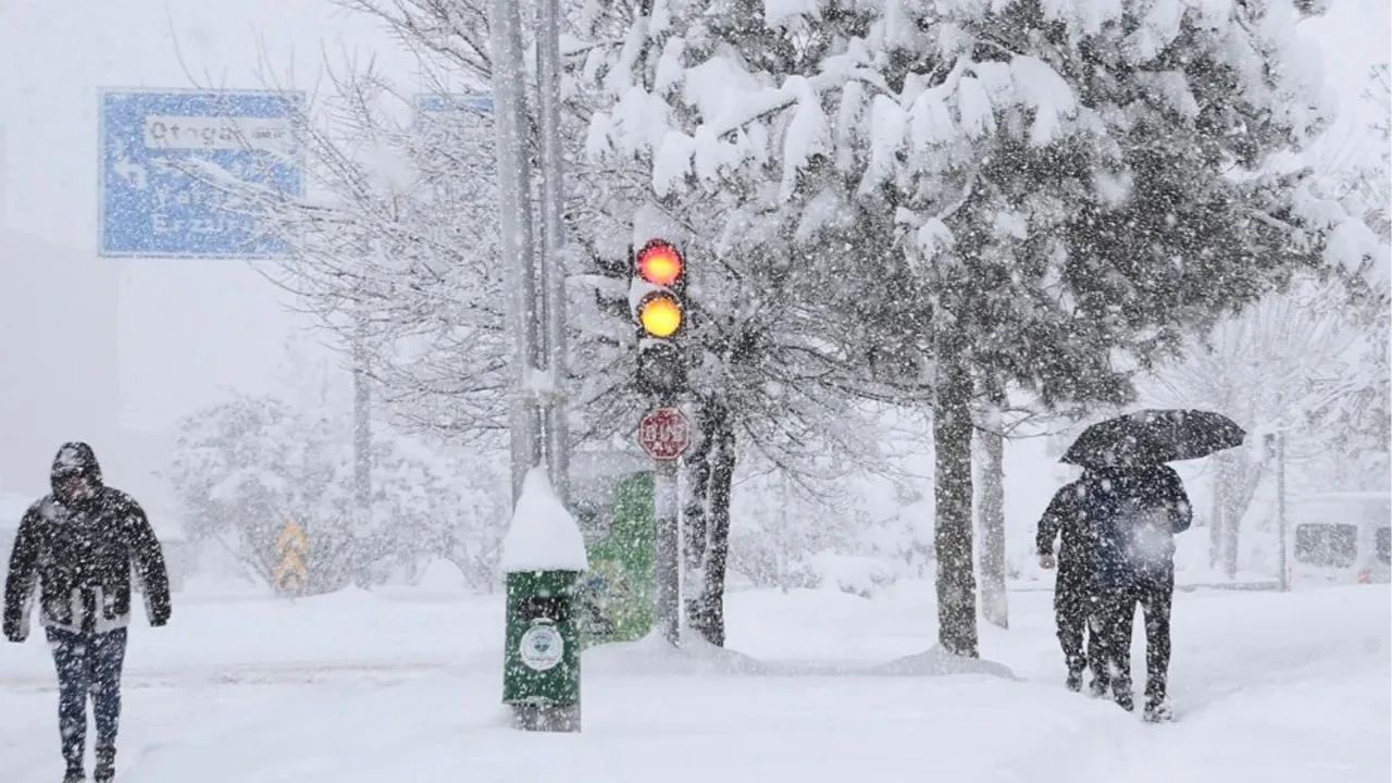 AKOM gün verdi: İstanbul’a kar geri dönüyor!