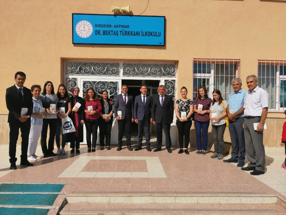 Akpınar Belediye Başkanı Turgut ilçedeki öğretmenlere ’Beyaz Zambaklar Ülkesi’ kitabını hediye etti 