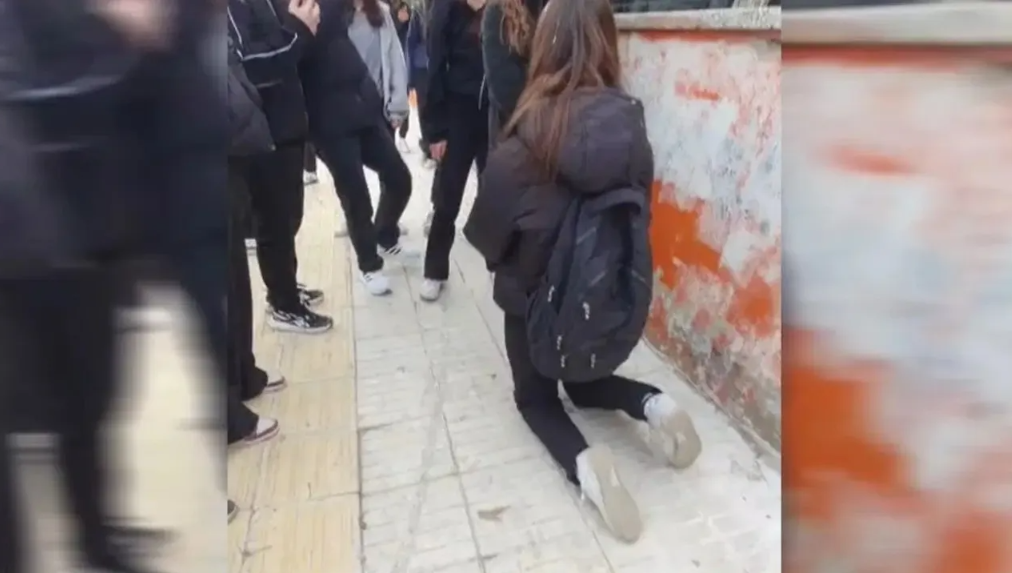 Akran zorbalığı değil ahlak faciası: 13 yaşındaki kızı dövüp diz çöktürdüler