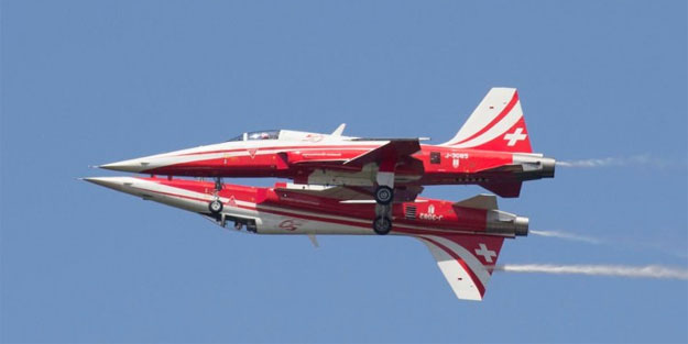 Akrobasi uçakları havada çarpıştı! Türklerin yürekleri ağızlarına geldi